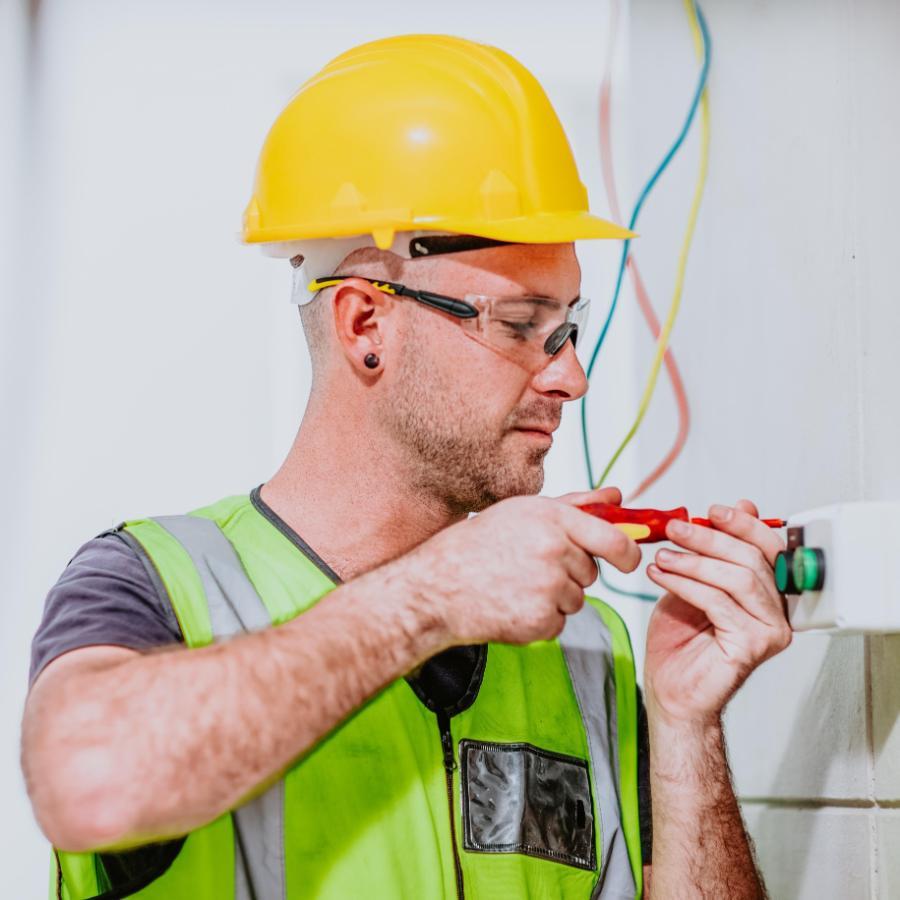 900x900 electrician screwing in wire-on-construction