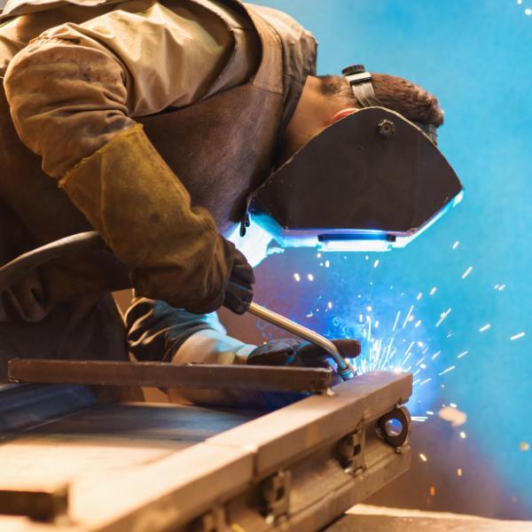 600x600-man-welding