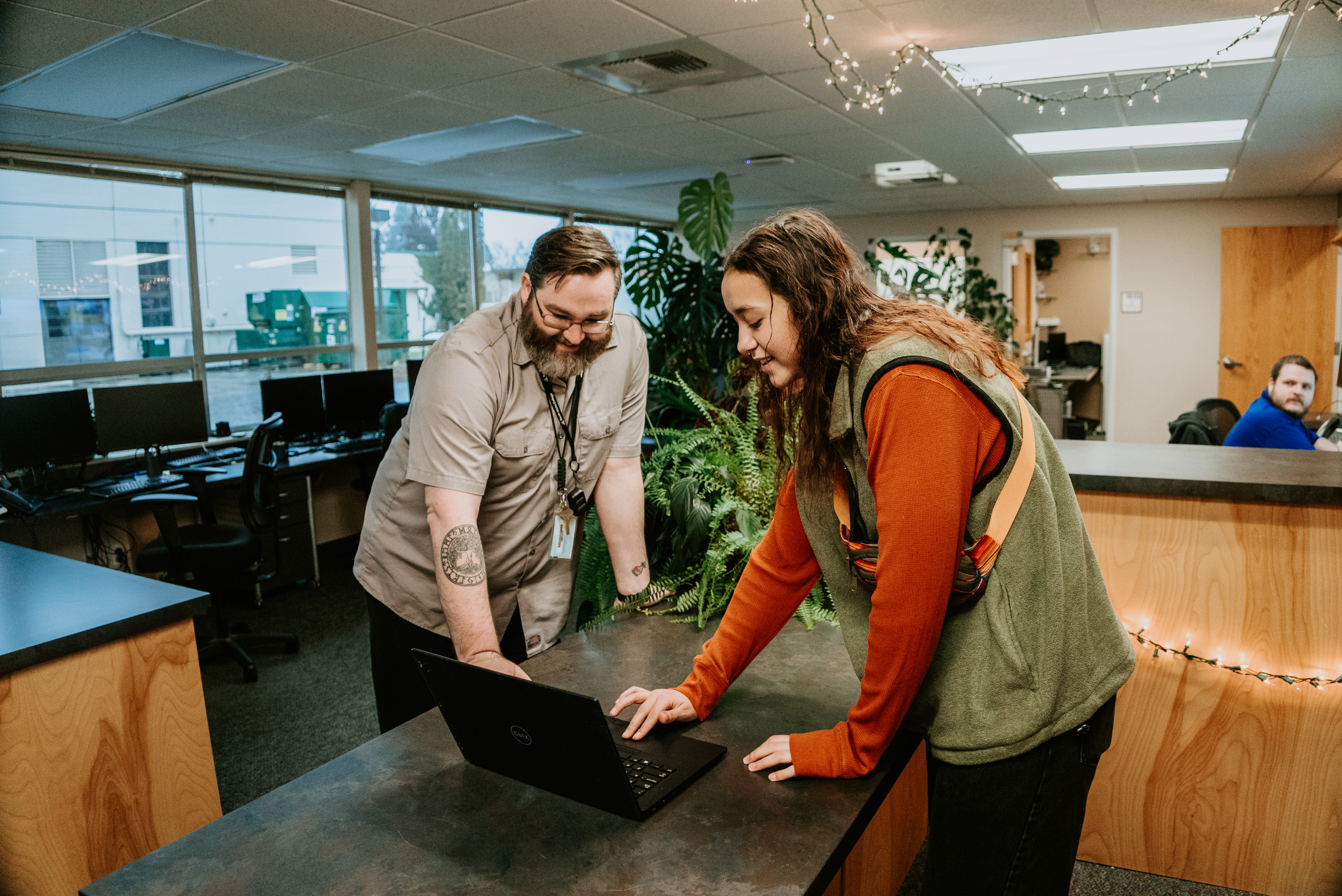 IT help desk staff helping student on a computer