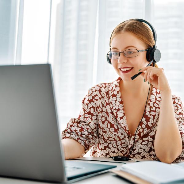 600x600-Virtual-Administrative-Assistant-woman-working-in-the-office